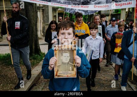 Jan Schmidt-Whitley/le Pictorium - Marche du régiment immortel à Paris - 8/5/2023 - France / Paris / Paris - des manifestants se sont rassemblés à Paris pour marcher de la place de la République au cimetière du Père Lachaise pour commémorer la victoire soviétique sur l'Allemagne nazie en 1945. Cette marche est appelée 'le régiment immortel'. Ses participants portent des photos des membres de leur famille qui ont combattu pendant la Seconde Guerre mondiale. À Paris, cette marche a rassemblé principalement des Russes en faveur des politiques de Vladimir Poutine et a été dirigée par des militants du PRCF (pôle de renaissance communautaire en France). Le long de la procession certains doz Banque D'Images