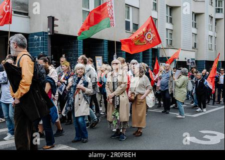 Jan Schmidt-Whitley/le Pictorium - Marche du régiment immortel à Paris - 8/5/2023 - France / Paris / Paris - des manifestants se sont rassemblés à Paris pour marcher de la place de la République au cimetière du Père Lachaise pour commémorer la victoire soviétique sur l'Allemagne nazie en 1945. Cette marche est appelée 'le régiment immortel'. Ses participants portent des photos des membres de leur famille qui ont combattu pendant la Seconde Guerre mondiale. À Paris, cette marche a rassemblé principalement des Russes en faveur des politiques de Vladimir Poutine et a été dirigée par des militants du PRCF (pôle de renaissance communautaire en France). Le long de la procession certains doz Banque D'Images