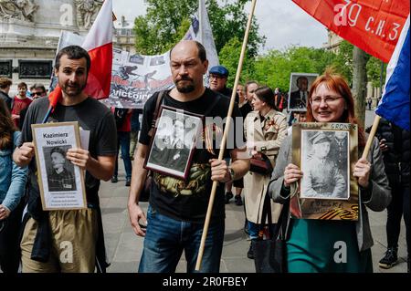 Jan Schmidt-Whitley/le Pictorium - Marche du régiment immortel à Paris - 8/5/2023 - France / Paris / Paris - des manifestants se sont rassemblés à Paris pour marcher de la place de la République au cimetière du Père Lachaise pour commémorer la victoire soviétique sur l'Allemagne nazie en 1945. Cette marche est appelée 'le régiment immortel'. Ses participants portent des photos des membres de leur famille qui ont combattu pendant la Seconde Guerre mondiale. À Paris, cette marche a rassemblé principalement des Russes en faveur des politiques de Vladimir Poutine et a été dirigée par des militants du PRCF (pôle de renaissance communautaire en France). Le long de la procession certains doz Banque D'Images