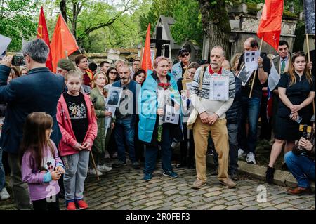 Jan Schmidt-Whitley/le Pictorium - Marche du régiment immortel à Paris - 8/5/2023 - France / Paris / Paris - des manifestants se sont rassemblés à Paris pour marcher de la place de la République au cimetière du Père Lachaise pour commémorer la victoire soviétique sur l'Allemagne nazie en 1945. Cette marche est appelée 'le régiment immortel'. Ses participants portent des photos des membres de leur famille qui ont combattu pendant la Seconde Guerre mondiale. À Paris, cette marche a rassemblé principalement des Russes en faveur des politiques de Vladimir Poutine et a été dirigée par des militants du PRCF (pôle de renaissance communautaire en France). Le long de la procession certains doz Banque D'Images