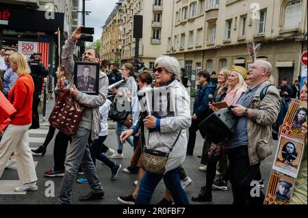 Jan Schmidt-Whitley/le Pictorium - Marche du régiment immortel à Paris - 8/5/2023 - France / Paris / Paris - des manifestants se sont rassemblés à Paris pour marcher de la place de la République au cimetière du Père Lachaise pour commémorer la victoire soviétique sur l'Allemagne nazie en 1945. Cette marche est appelée 'le régiment immortel'. Ses participants portent des photos des membres de leur famille qui ont combattu pendant la Seconde Guerre mondiale. À Paris, cette marche a rassemblé principalement des Russes en faveur des politiques de Vladimir Poutine et a été dirigée par des militants du PRCF (pôle de renaissance communautaire en France). Le long de la procession certains doz Banque D'Images