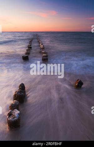 Hors ligne, bord de mer au crépuscule, Rugen Island, Mecklembourg-Poméranie occidentale, Allemagne Banque D'Images