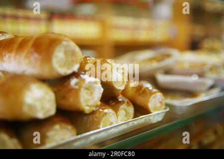 Cornes de crème dans une boulangerie italienne, Italia Banque D'Images