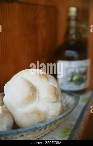 Panier avec pain blanc dans une boulangerie italienne, Italia Banque D'Images