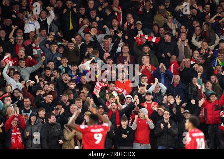 Les fans de la forêt de Nottingham dans les stands réagissent lors du match de la Premier League à City Ground, Nottingham. Date de la photo: Lundi 8 mai 2023. Banque D'Images