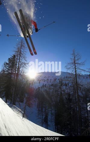 Un skieur, freerider effectuant un saut dans un paysage d'hiver, Krippenstein, Dachstein, Obertraun, haute-Autriche, Autriche Banque D'Images