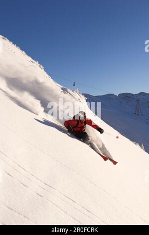 Un homme, freerider, ski à Krippenstein, Obertraun, Dachstein, Haute Autriche, Autriche Banque D'Images