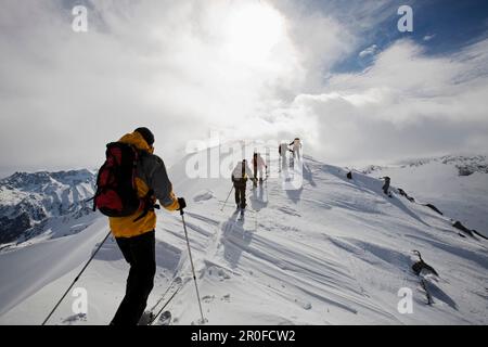 Un groupe de touristes de ski lors d'une visite de ski à la de Malka Todorka et Todorin Vrah dans les montagnes de Pirin, Bulgarie, Europe Banque D'Images