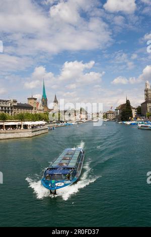 Vue sur la rivière Limmat avec bateau d'excursion à Fraumuenster, St. Peter Church et Grossmuenster, Zurich, Canton de Zurich, Suisse Banque D'Images