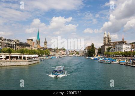 Vue sur la rivière Limmat avec bateau d'excursion à Fraumuenster, St. Peter Church et Grossmuenster, Zurich, Canton de Zurich, Suisse Banque D'Images