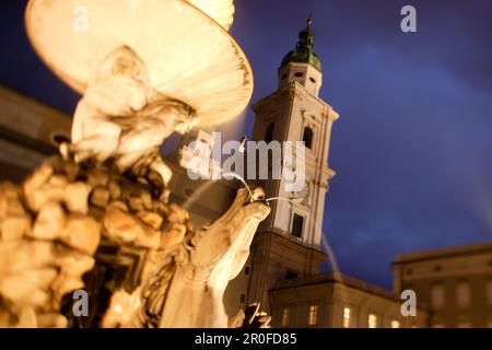 Gros plan de la Résidence Fontaine sur la Residenzplatz, avec la cathédrale en arrière-plan, Salzbourg, Autriche Banque D'Images