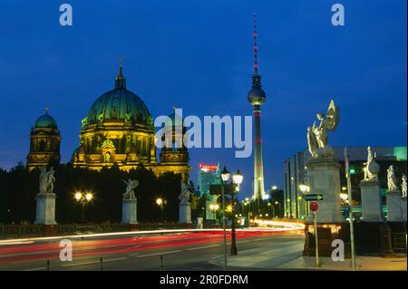 Tour de télévision et cathédrale de Berlin la nuit, Berlin, Allemagne Banque D'Images