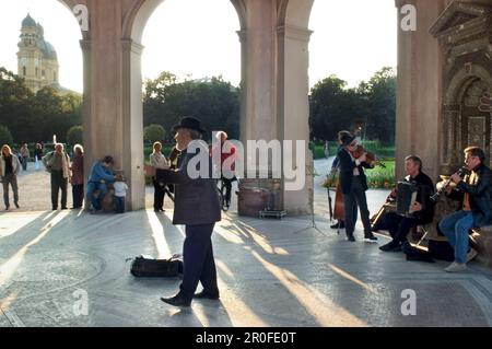 Musiciens de rue à Pavillon, Hofgarten, Munich, Bavière, Allemagne, Déplacement Banque D'Images