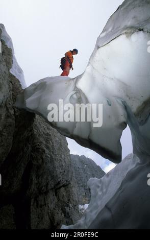 Grimpeur à Dachstein, crevasse sur la route régulière, chaîne de Dachstein, haute-Autriche, Autriche Banque D'Images