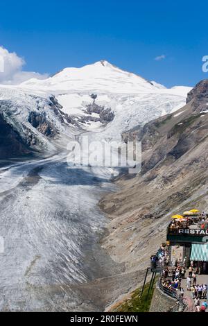 Vue le long de Franz Josephs Höhe, 2369 m, et le glacier de Pasterze, le plus long glacier d'Autriche, jusqu'à Grossglockner, 3798 m, la plus haute montagne d'Autriche Banque D'Images