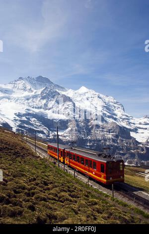 Train de montagne, Jungfraubahn en quittant la gare de Kleine Scheidegg à 2061 m, sur le chemin de Jungfraujoch, la plus haute gare d'Europe, Jungfrau dans le Banque D'Images