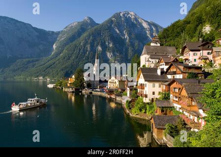 Vue panoramique sur Hallstatt avec église protestante et église paroissiale catholique, lac Hallstatt, Salzkammergut, haute-Autriche, Autriche Banque D'Images