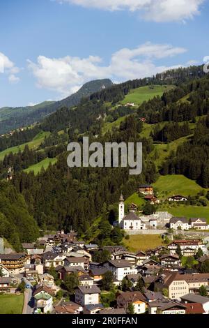 Vue sur Grossarl avec église paroissiale St. Martin et Ulrich, Grossarl, vallée de Grossarl, Salzbourg, Autriche Banque D'Images