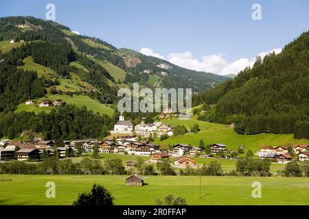 Vue sur Grossarl avec église paroissiale St. Martin et Ulrich, Grossarl, vallée de Grossarl, Salzbourg, Autriche Banque D'Images