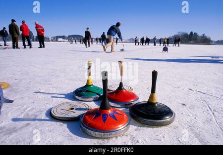 Les gens curling sur le lac Staffelsee, haute-Bavière, Bavière, Allemagne, Europe Banque D'Images