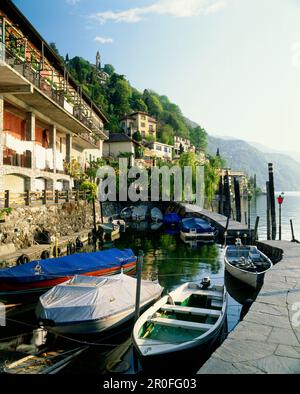 Bateaux d'ancrage, Ronco sopra Ascona, Lac majeur, Tessin, Suisse Banque D'Images