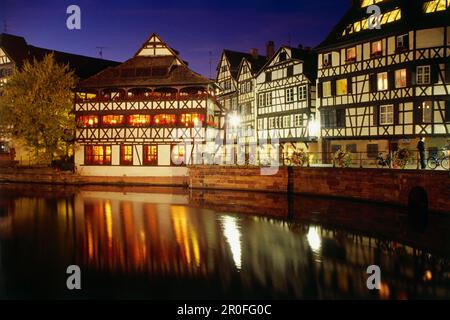 Vue sur l'Ill à la place Benjamin Zix, la petite France, Strasbourg, Alsace, France, Europe Banque D'Images