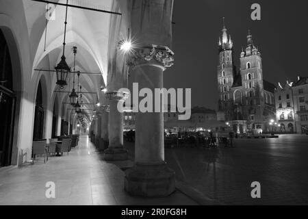 Image en noir et blanc de la basilique Saint-Marys des Arches de la salle des tissus. Cracovie, Pologne, Europe. Banque D'Images