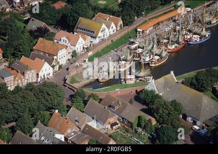 Coupe-crevettes dans le port, Greetsiel, Frise orientale, Basse-Saxe, Allemagne Banque D'Images