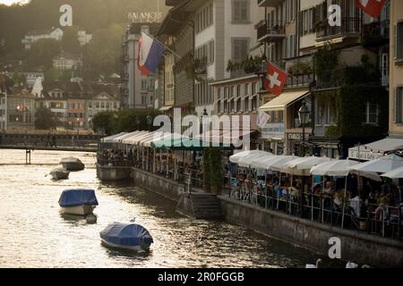 Vue sur la rivière Reuss avec des cafés sur la chaussée à Rathausquai, Lucerne, canton de Lucerne, Suisse Banque D'Images