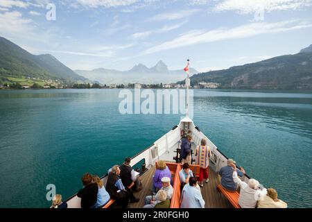 Passagers assis sur le pont d'un bateau à aubes, lac de Lucerne, Brunnen, canton de Schwyz, Suisse Banque D'Images