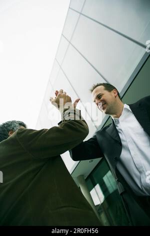 Deux hommes sont heureux d'un contrat, give me five Banque D'Images