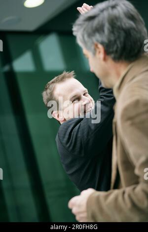Deux hommes sont heureux d'un contrat, give me five Banque D'Images