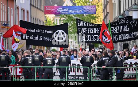 Weimar, Allemagne. 08th mai 2023. Les participants d'une démonstration sous le slogan « Stop the AfD! » Retrouvez-vous à Theaterplatz lors d'un rallye de l'AfD. En Thuringe, de nombreux événements ont lieu ce jour pour marquer le jour de la libération du socialisme national. Credit: Martin Schutt/dpa/Alay Live News Banque D'Images