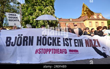 Weimar, Allemagne. 08th mai 2023. Les participants d'une démonstration sous le slogan « Stop the AfD! » Retrouvez-vous à Theaterplatz lors d'un rallye de l'AfD. En Thuringe, de nombreux événements ont lieu ce jour pour marquer le jour de la libération du socialisme national. Credit: Martin Schutt/dpa/Alay Live News Banque D'Images