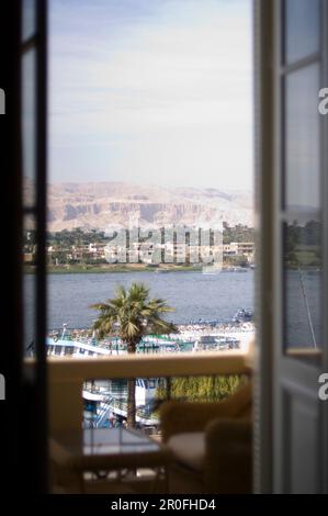 Vue par la fenêtre du balcon en direction de Nil, Luxor, Egypte Banque D'Images