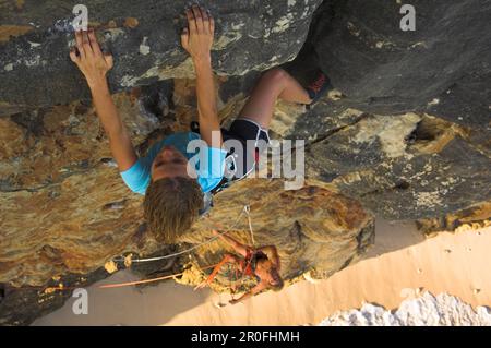 Deux grimpeurs libres qui escalades la face rocheuse, Nosy Angantsara, Madagascar Banque D'Images