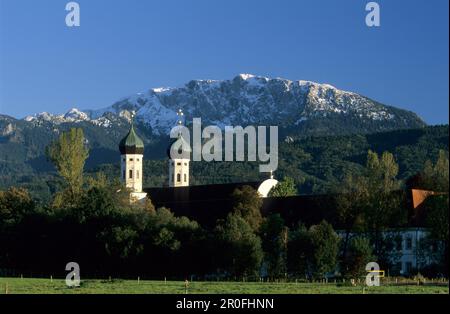 Rue Minster Benoît, neige couverte Benediktenwand en arrière-plan, Benediktbeuern, haute-Bavière, Bavière, Allemagne Banque D'Images