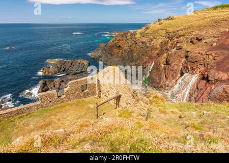 Ruines de l'industrie de la mine Tin sur la côte nord de Cornwall - Boscaswell Cliffs, près de Pendeen - Cornwall, Royaume-Uni. Banque D'Images