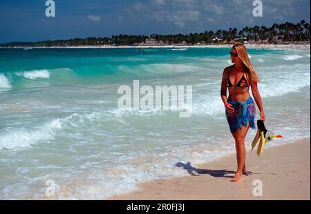 Femme marche sur la plage de sable, Catalina Island, Caraïbes, République dominicaine Banque D'Images