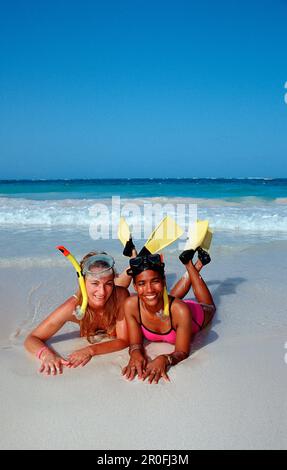 Deux femelles de plongée sur la plage, Punta Cana, Caraïbes, République dominicaine Banque D'Images