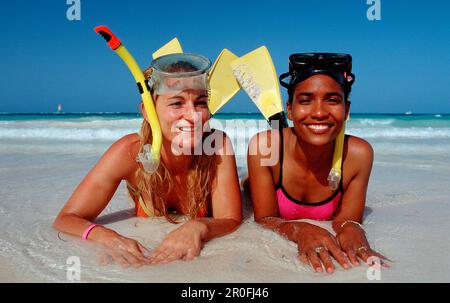 Deux femelles de plongée sur la plage, Punta Cana, Caraïbes, République dominicaine Banque D'Images