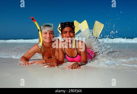 Deux femelles de plongée sur la plage, Punta Cana, Caraïbes, République dominicaine Banque D'Images