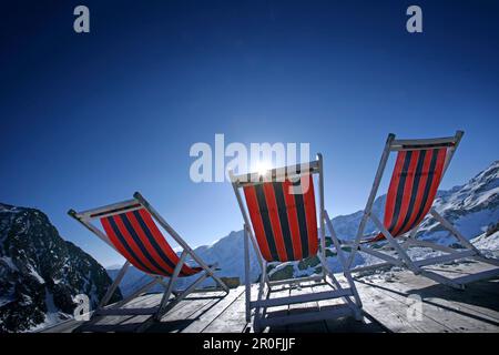 Trois chaises longues, cabane alpine Bella Vista, vallée de Schnals, Tyrol du Sud, Italie Banque D'Images