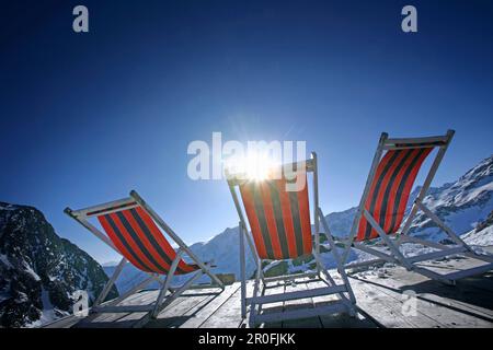 Trois chaises longues, cabane alpine Bella Vista, vallée de Schnals, Tyrol du Sud, Italie Banque D'Images