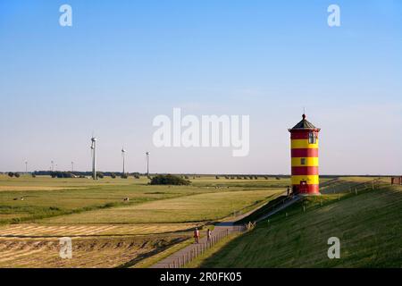 Phare de Pilsum sur la digue, Pilsum, Frise orientale, Basse-Saxe, Allemagne Banque D'Images