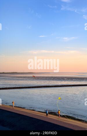 Coucher de soleil sur Norddeich, Frise orientale, Basse-Saxe, Allemagne Banque D'Images