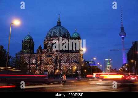 Cathédrale de Berlin et tour de télévision la nuit, Berlin, Allemagne Banque D'Images