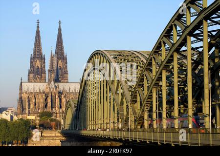 La cathédrale de Cologne et de pont Hohenzollern, Cologne, Rhénanie du Nord-Westphalie, Allemagne Banque D'Images