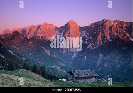 Grange de foin sur Hinterkaiserfeldalm avec vue sur Wilder Kaiser en coucher de soleil, Kaiser, Tyrol, Autriche Banque D'Images