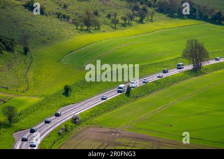 Trafic en milieu d'après-midi sur la A280, Longfurlong Road, entre Findon et Clapham dans le parc national de South Downs, West Sussex, sud de l'Angleterre, Royaume-Uni. Banque D'Images